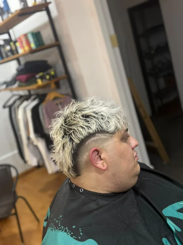 Mullet decolorado con fade y diseño a navaja — Barber Bros, Pigüé