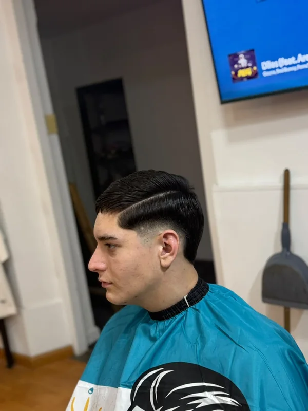 Peinado con raya al costado y fade bajo — Barber Bros, Pigüé