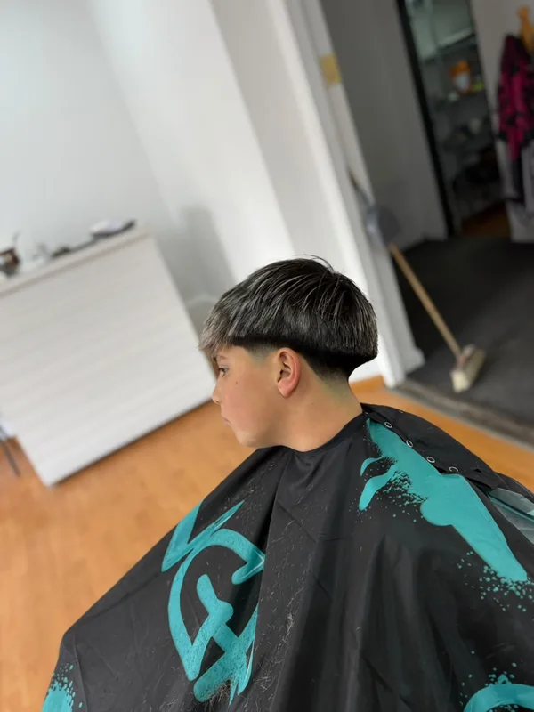 Corte bowl con mechas y fade, para chicos — Barber Bros, Pigüé