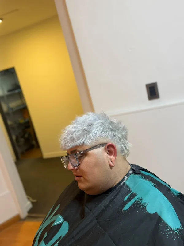 Corte texturizado platinado con fade — Barber Bros, Pigüé